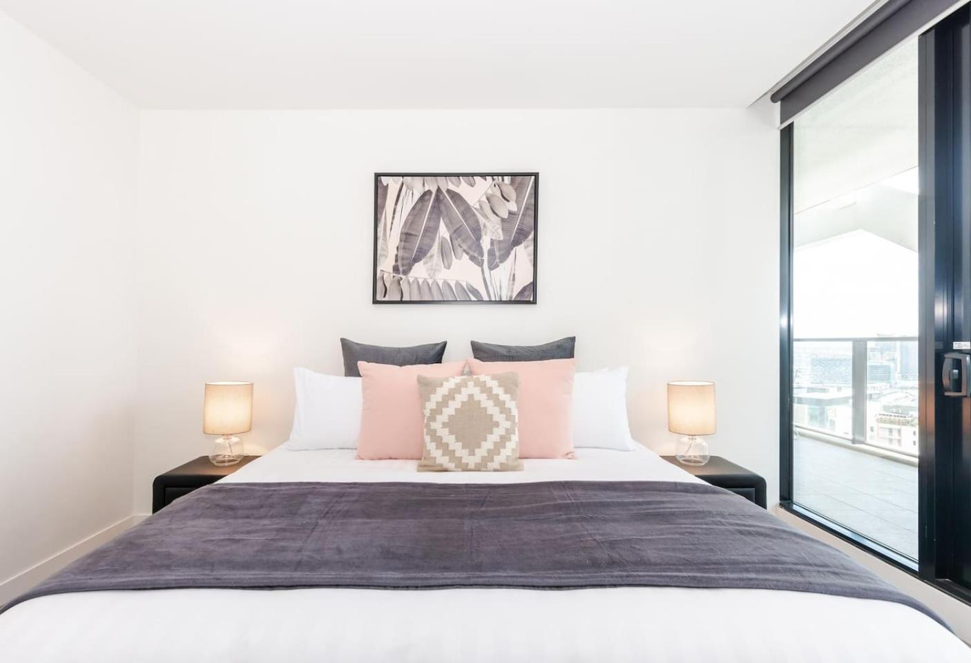 Apartment Road Sanctuary With Sunset Views & Parking *