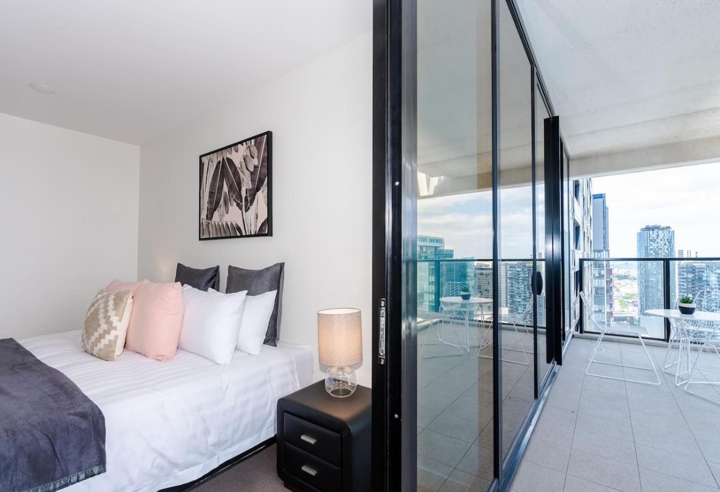 Apartment Road Sanctuary With Sunset Views & Parking *