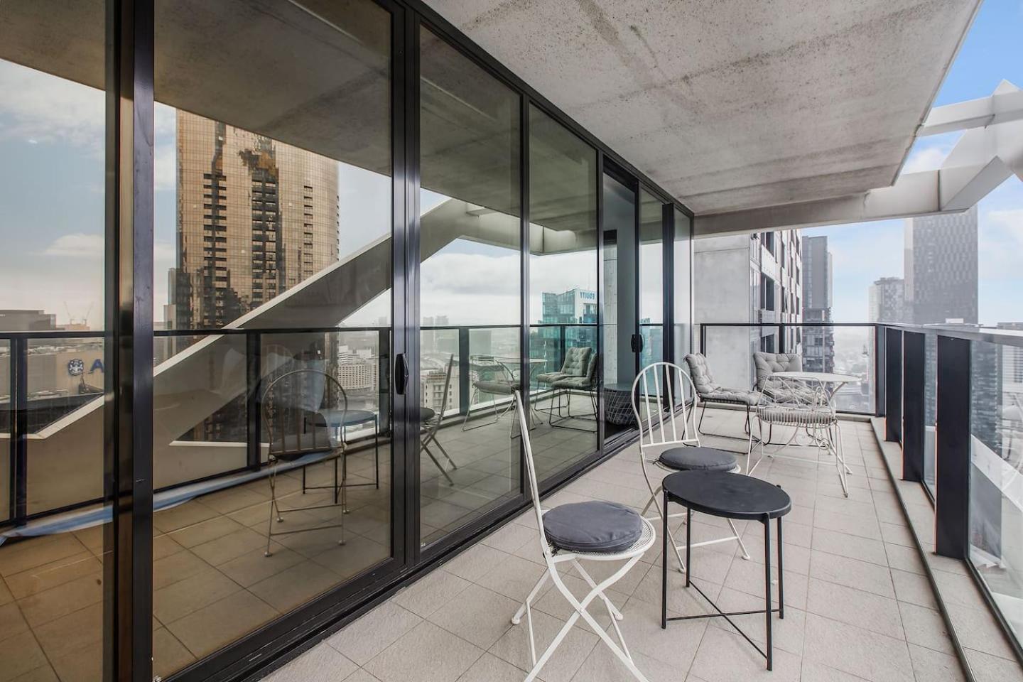 Apartment Road Sanctuary With Sunset Views & Parking *
