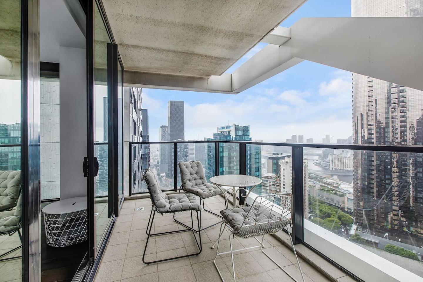 Apartment Road Sanctuary With Sunset Views & Parking