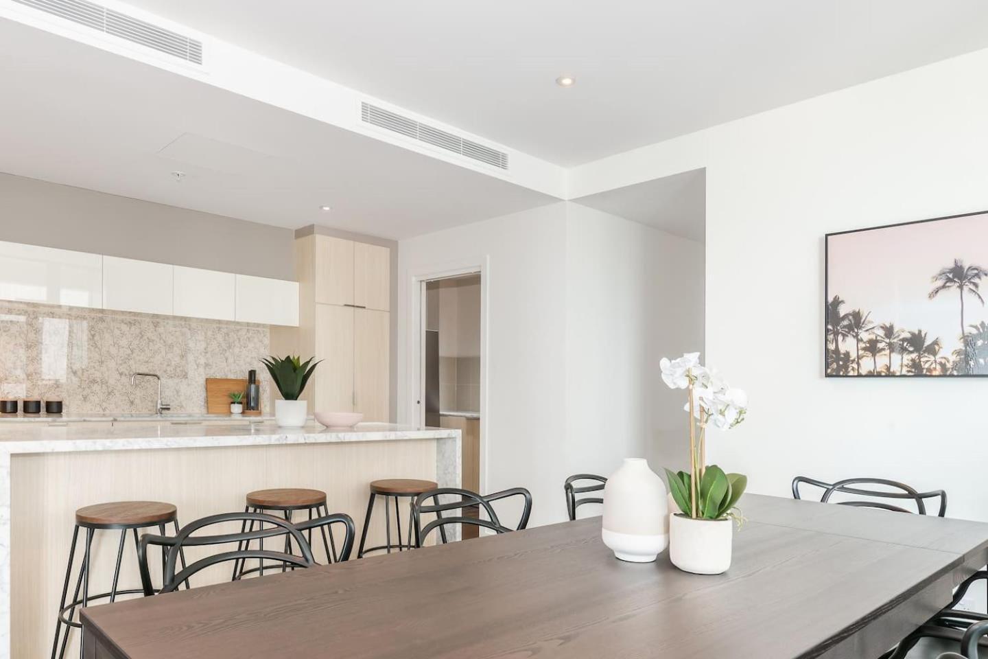 Apartment Road Sanctuary With Sunset Views & Parking *