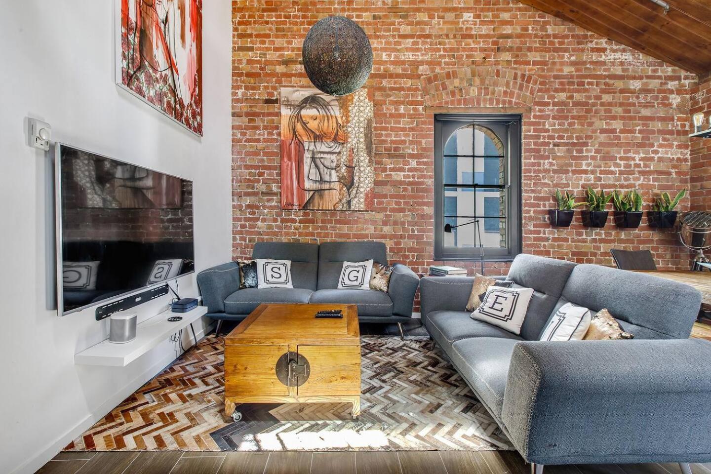 Ultra-chic Floor New York Style Loft