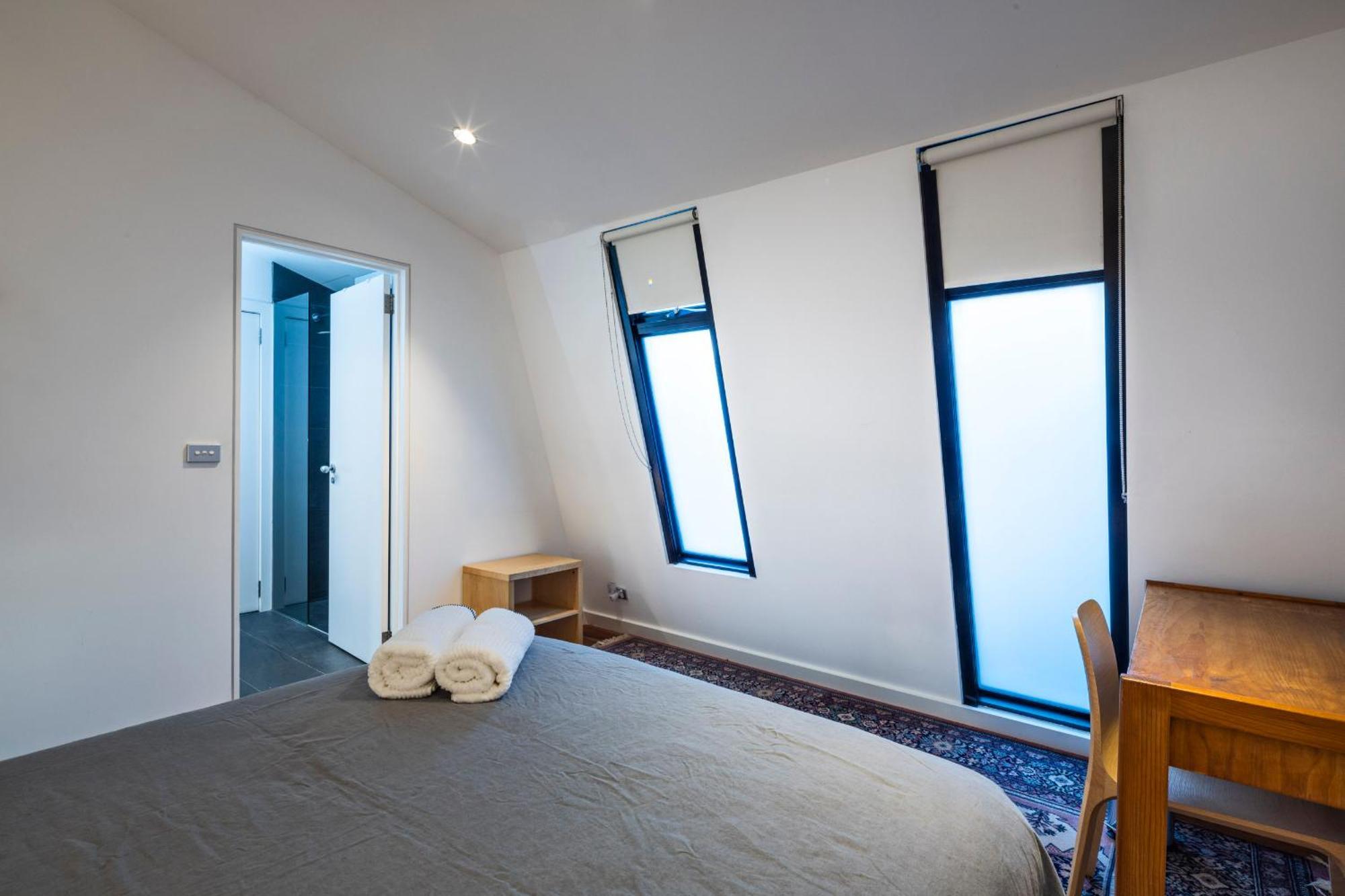 Modern St Kilda Apartment *