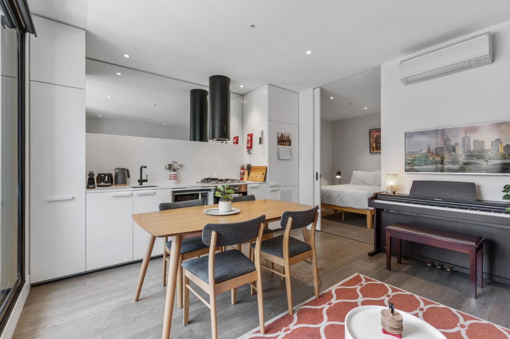 Lovely & Quiet 2-bed In The Heart Of Carlton Apartment