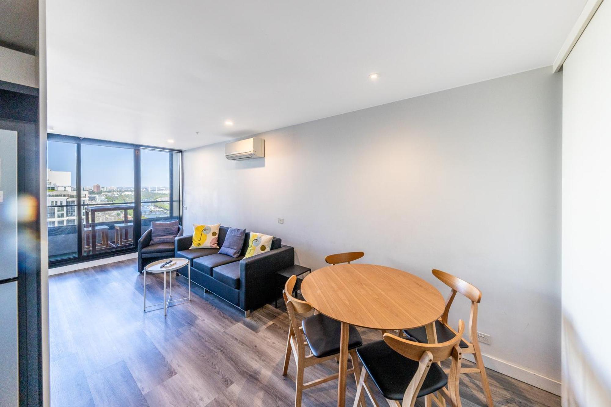 Apartment Aura2107, In Cbd, 2 Bedroom With Balcony, Stunning Yarra River Views