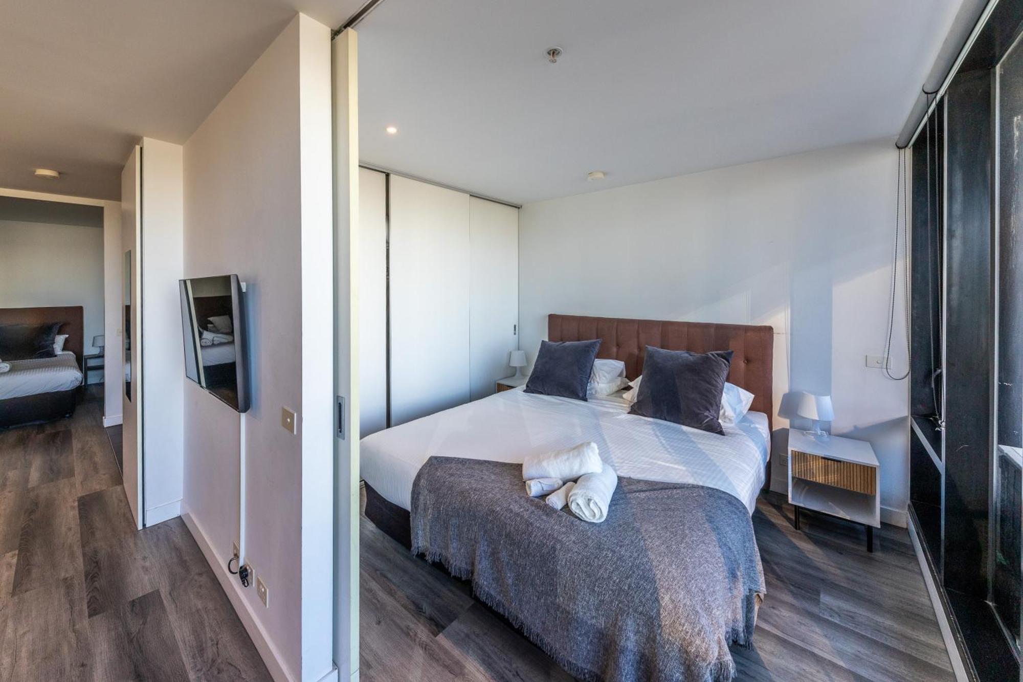 Aura2107, In Cbd, 2 Bedroom With Balcony, Stunning Yarra River Views *