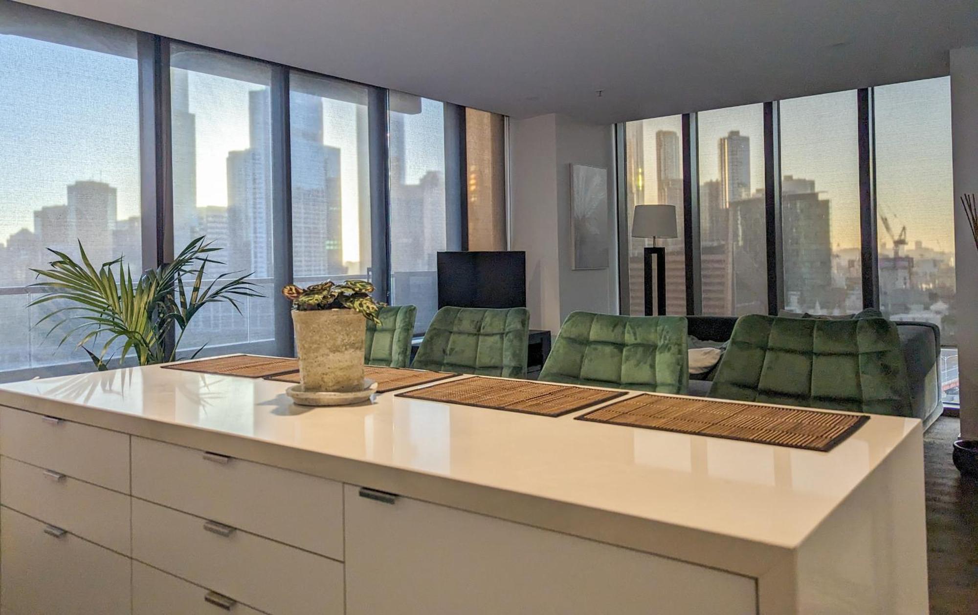 Breathtaking Views Of Yarra River And City Skyline With Free Parking Gym Access *