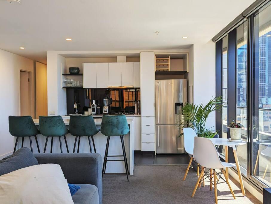 Breathtaking Views Of Yarra River And City Skyline With Free Parking Gym Access Apartment Melbourne