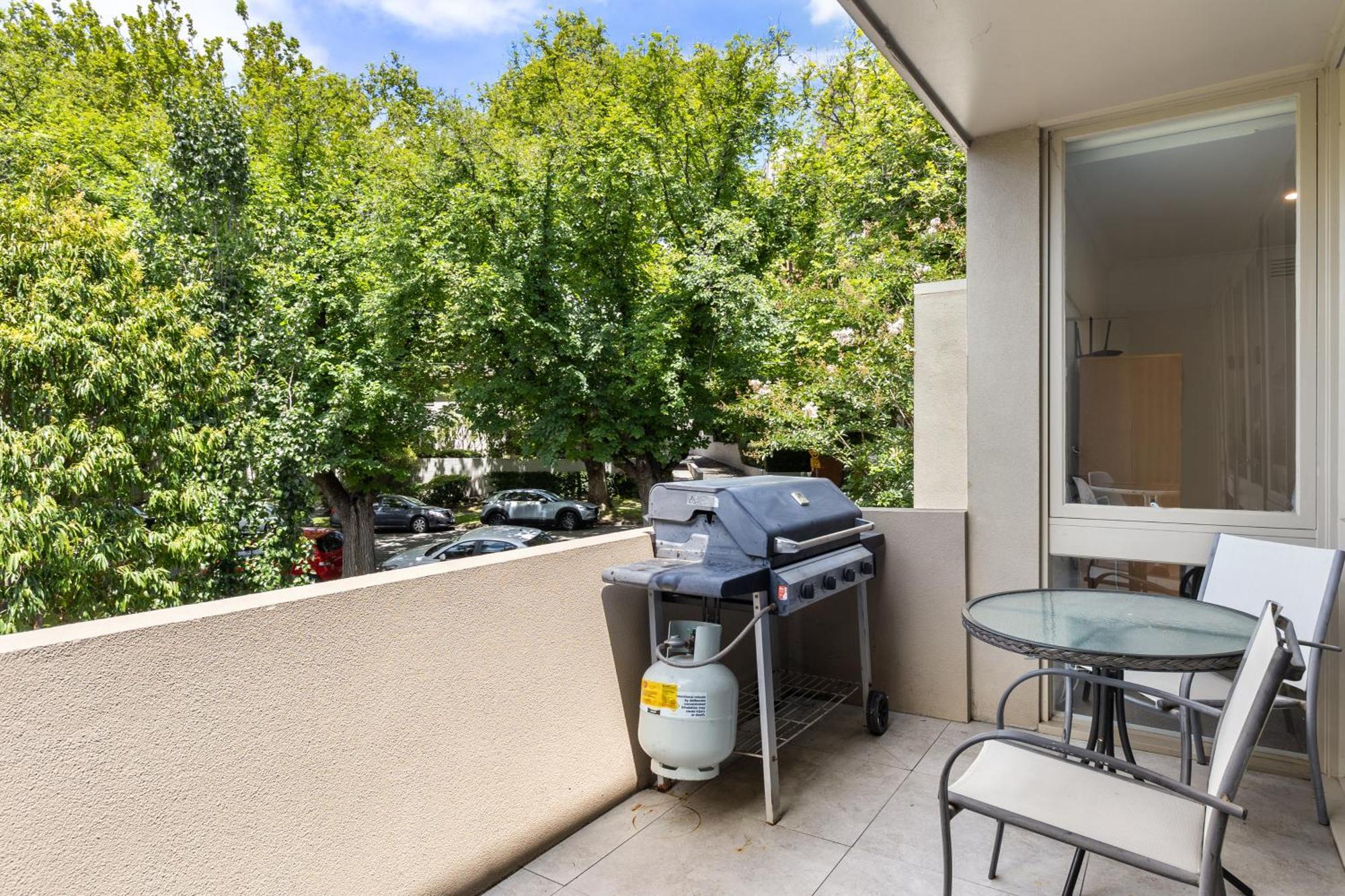 Luxury Spacious 3-bedroom On Exclusive Lansell Rd, Toorak Melbourne