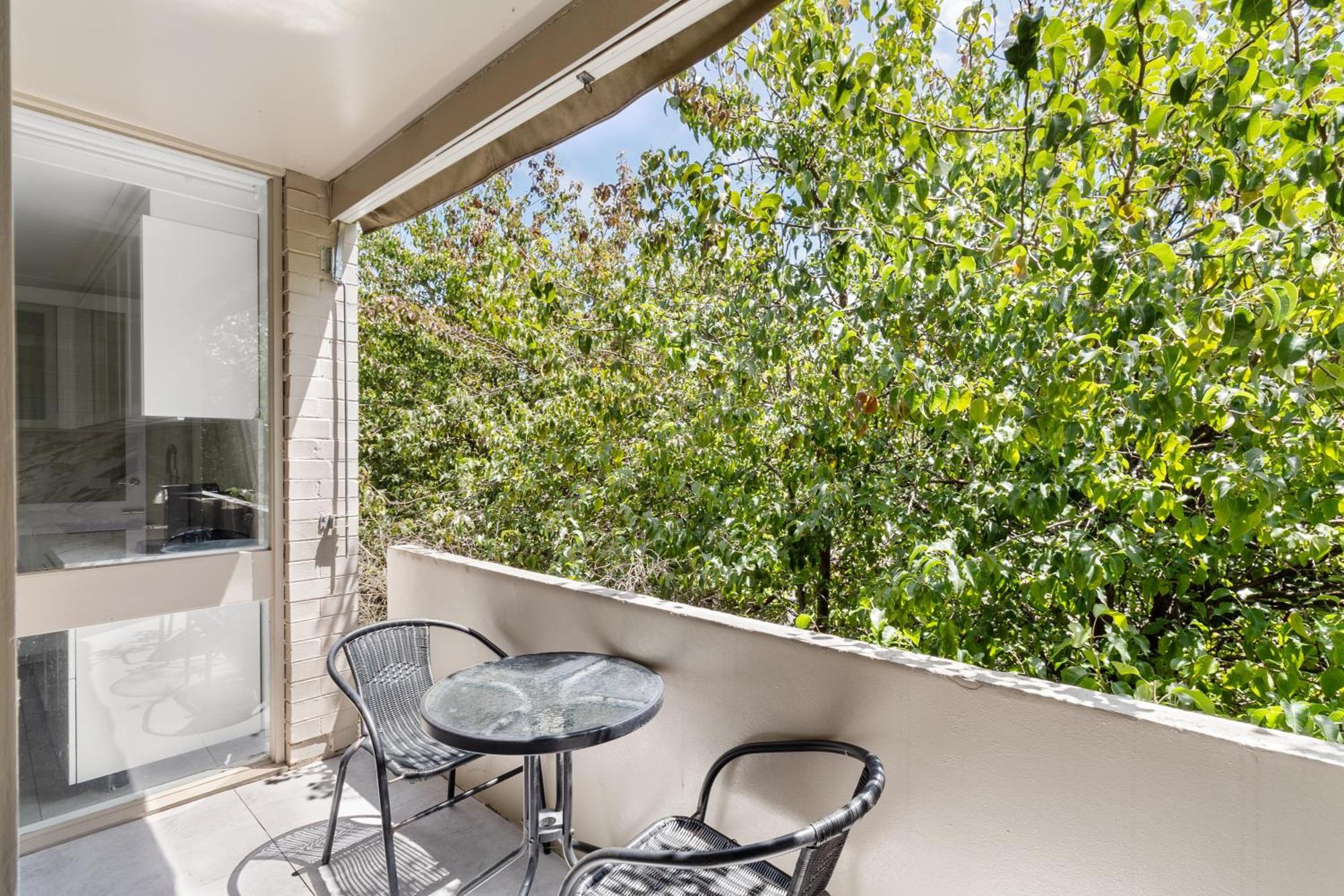 Luxury Spacious 3-bedroom On Exclusive Lansell Rd, Toorak Apartment