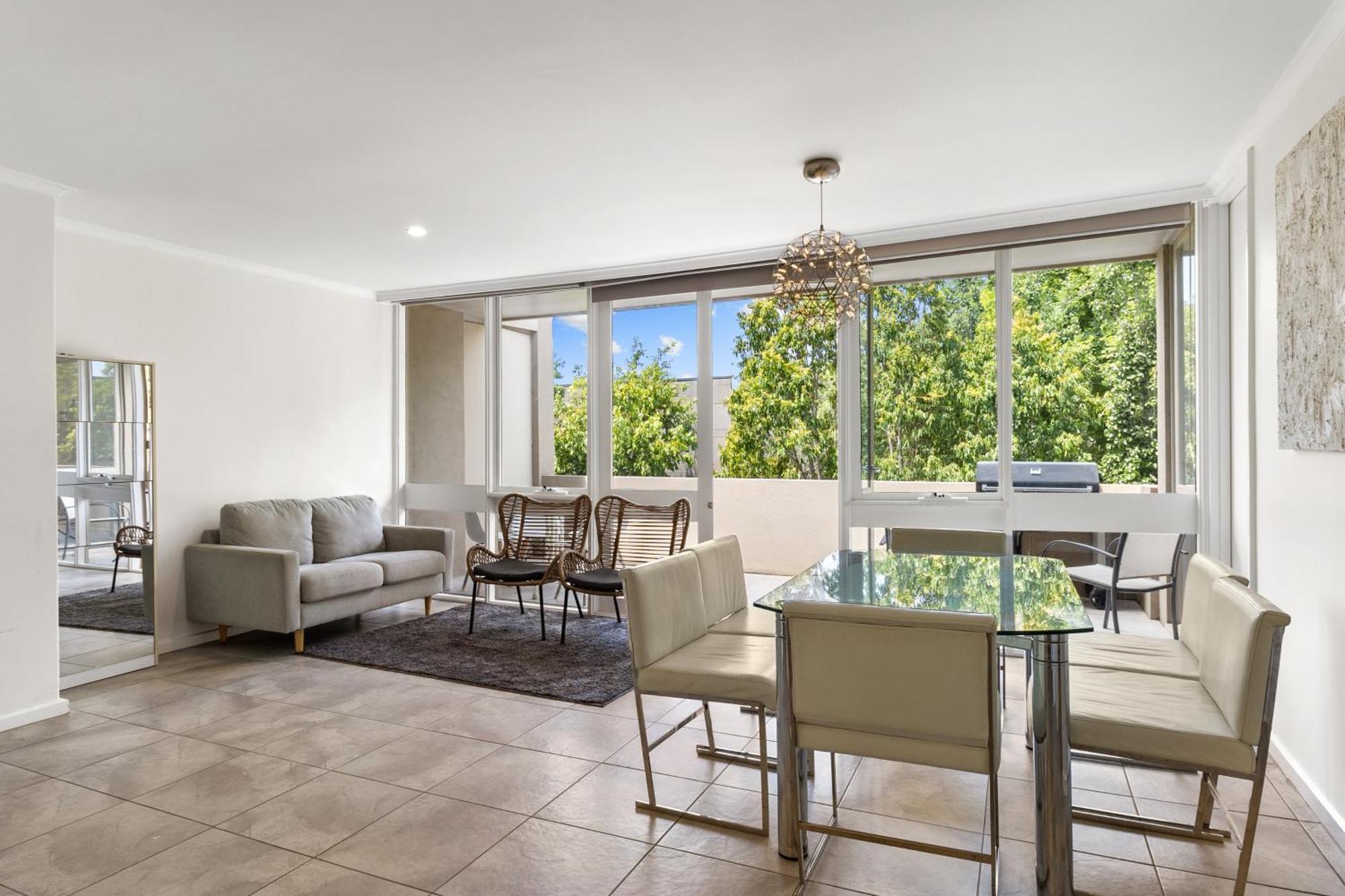 Luxury Spacious 3-bedroom On Exclusive Lansell Rd, Toorak Apartment Melbourne