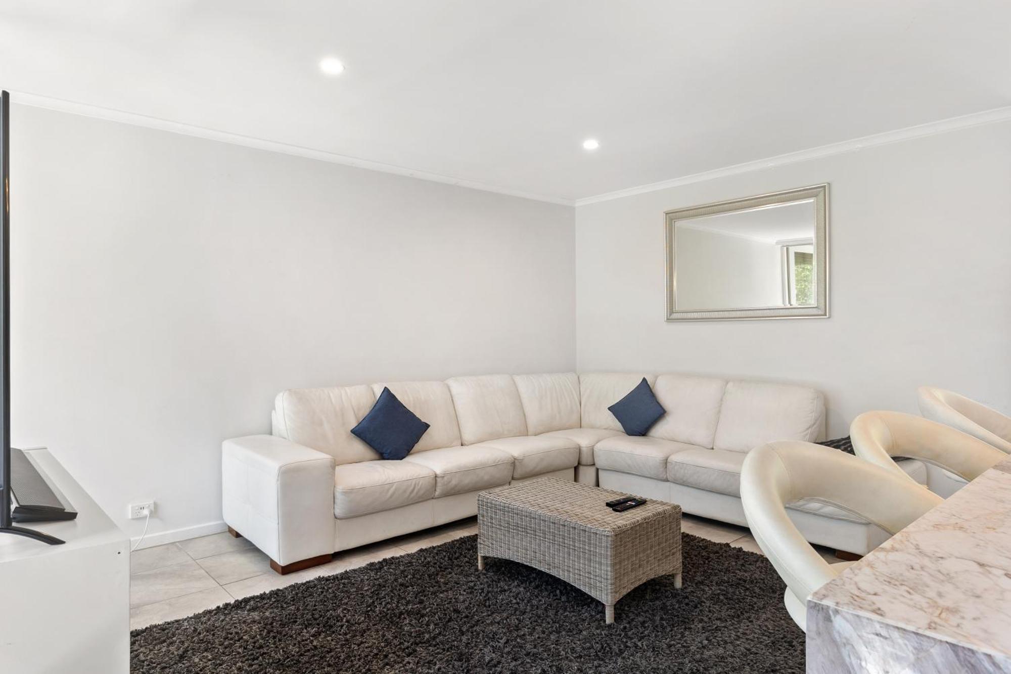 Apartment Luxury Spacious 3-bedroom On Exclusive Lansell Rd, Toorak *