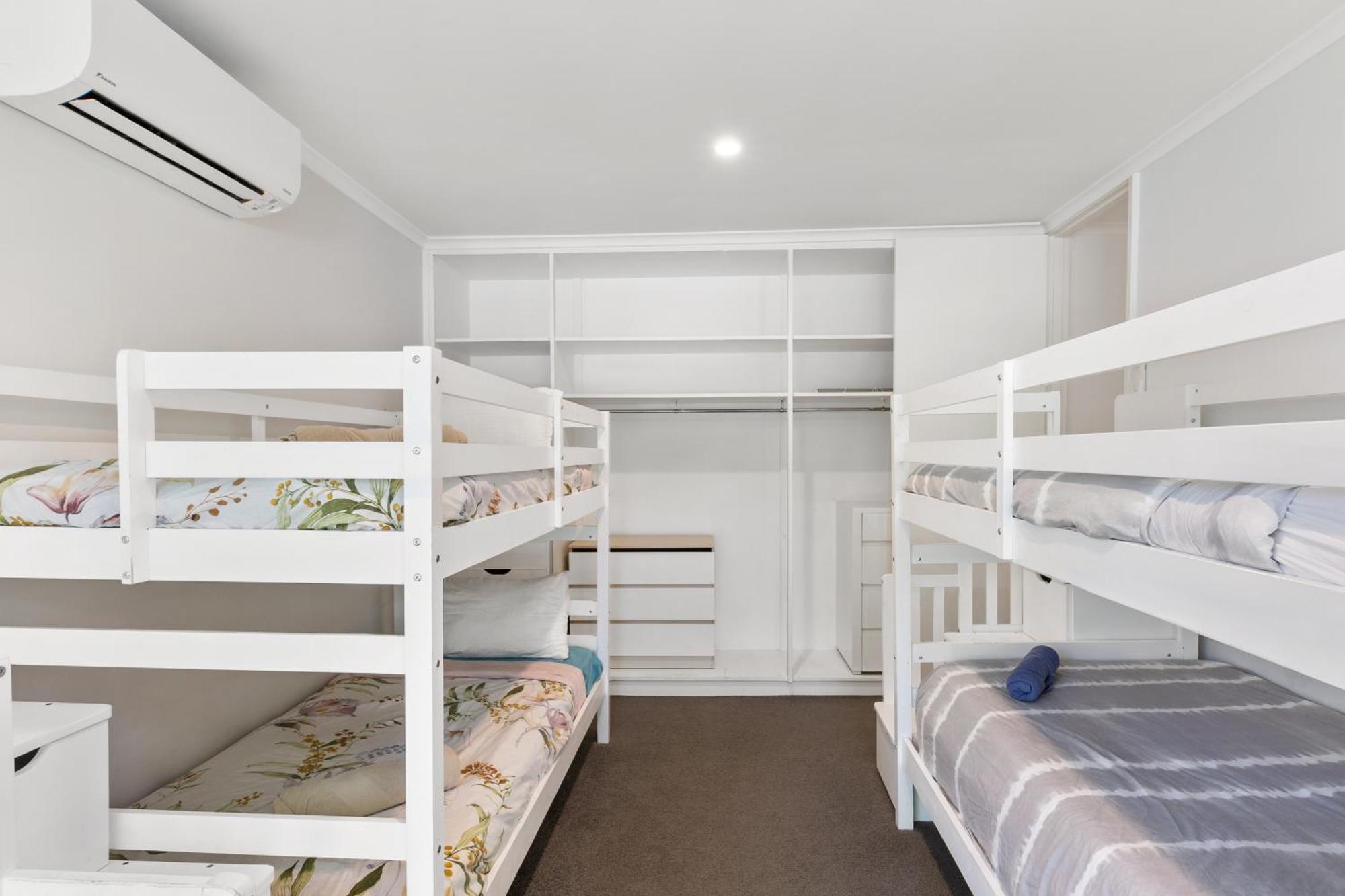 Apartment Luxury Spacious 3-bedroom On Exclusive Lansell Rd, Toorak