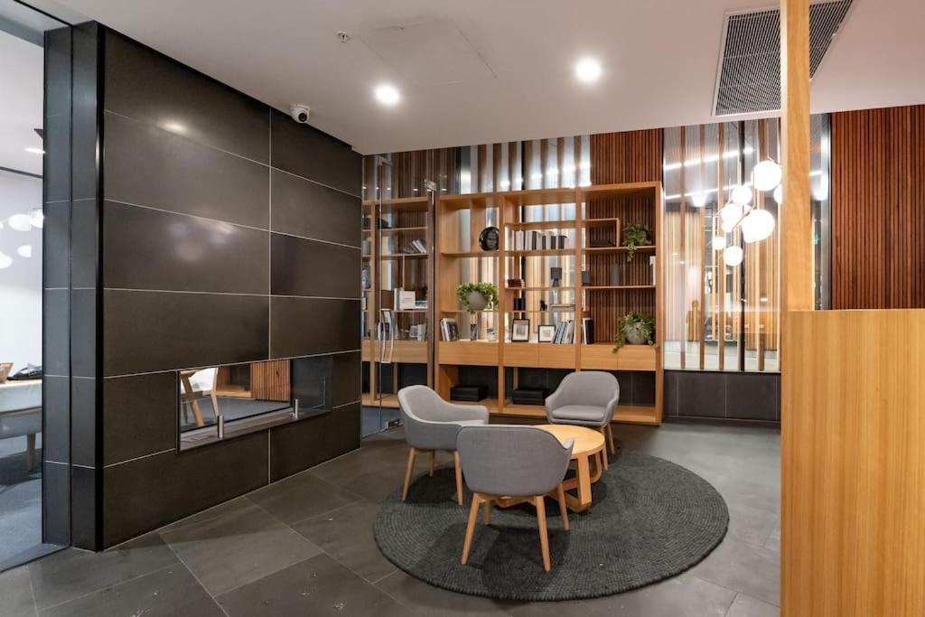 Apartment 2 Bd Luxury At Heart Of Docklands With 85
