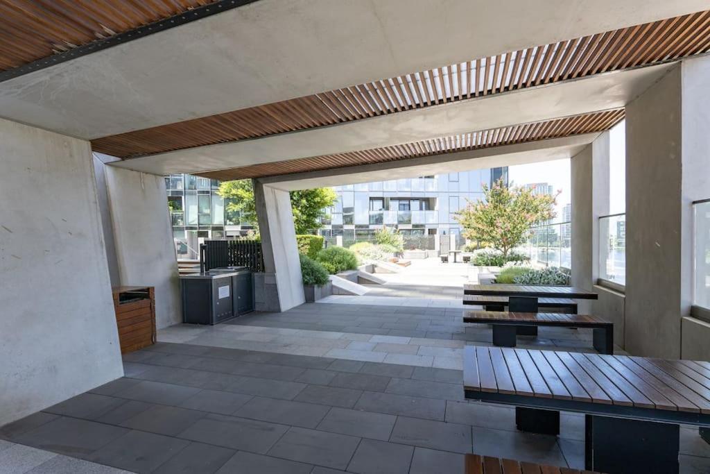 Apartment 2 Bd Luxury At Heart Of Docklands With 85