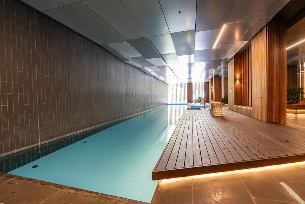 Apartment 2 Bd Luxury At Heart Of Docklands With 85