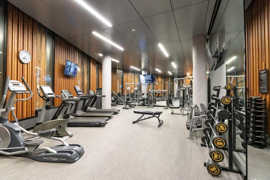 Apartment 2 Bd Luxury At Heart Of Docklands With 85