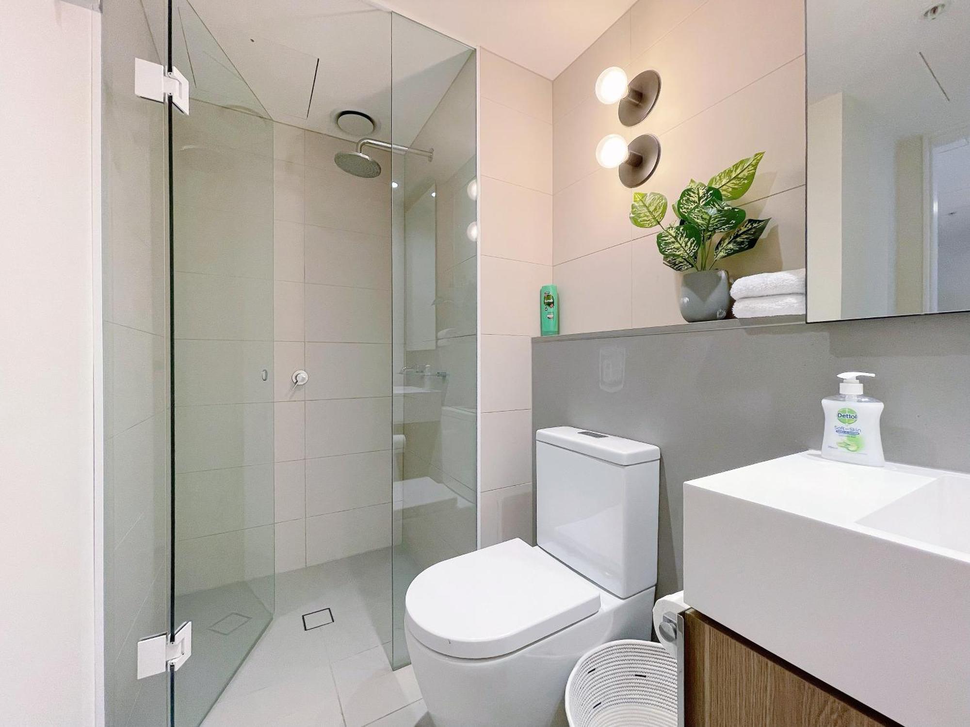 Queens Place 1b/view/workplace/swimming Pool/gym