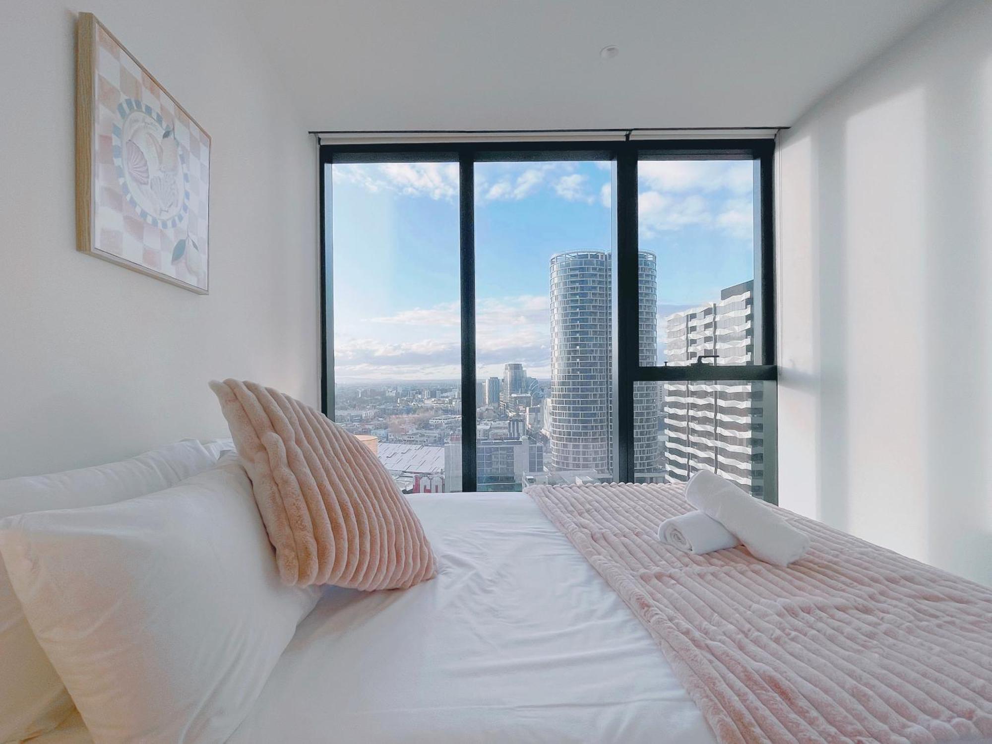 Queens Place 1b/view/workplace/swimming Pool/gym Apartment Melbourne