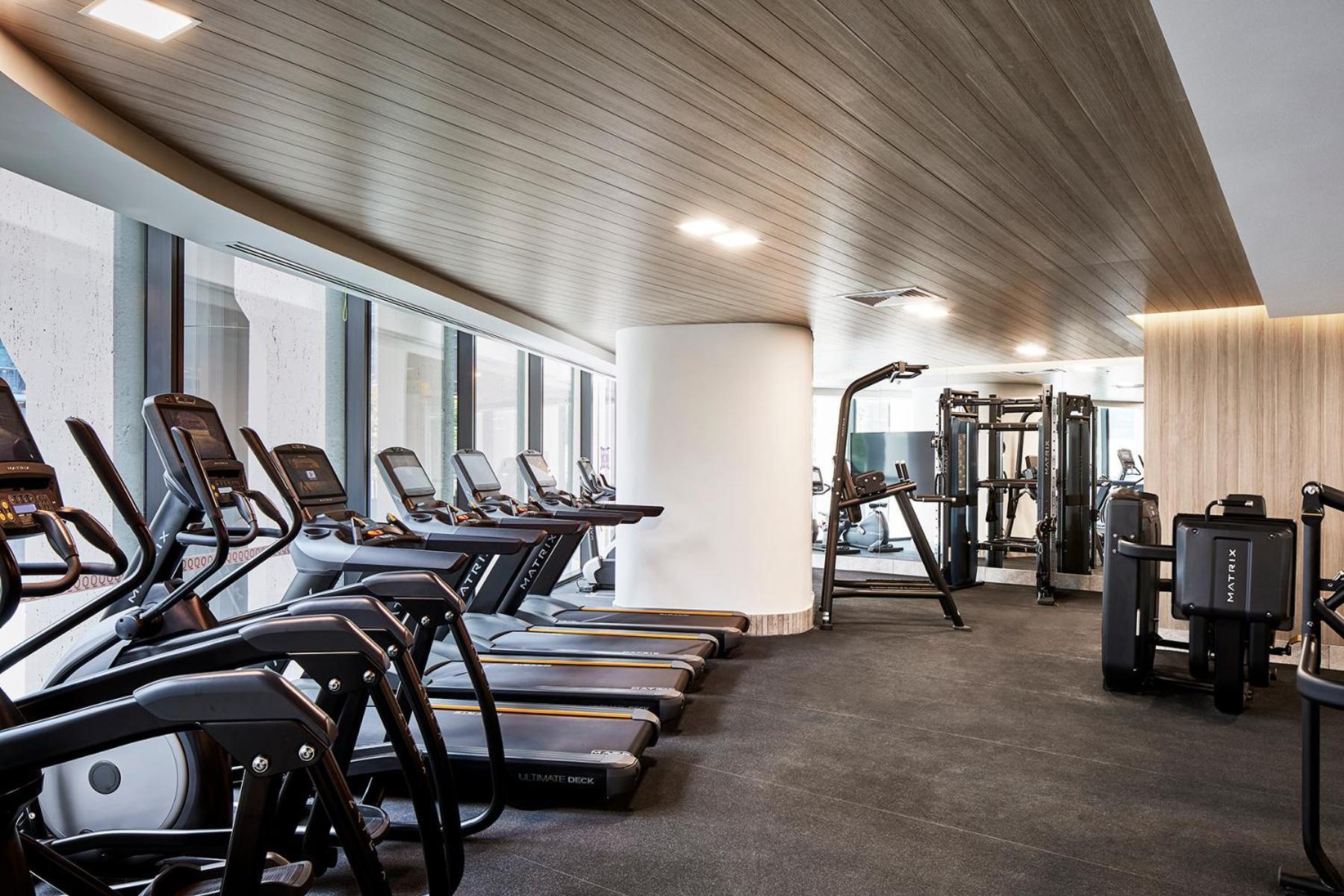 Queens Place 1b/view/workplace/swimming Pool/gym