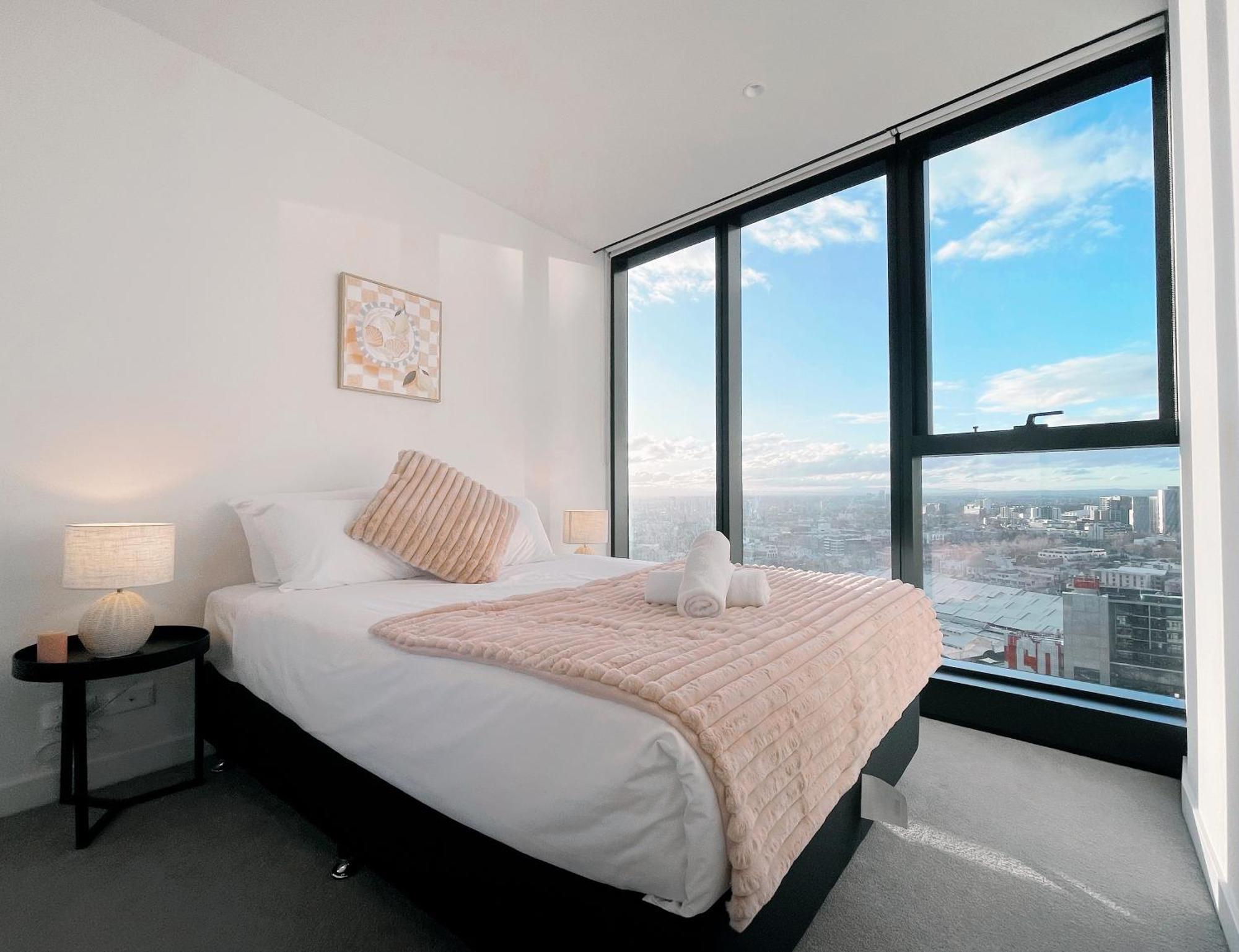 Queens Place 1b/view/workplace/swimming Pool/gym Apartment Melbourne