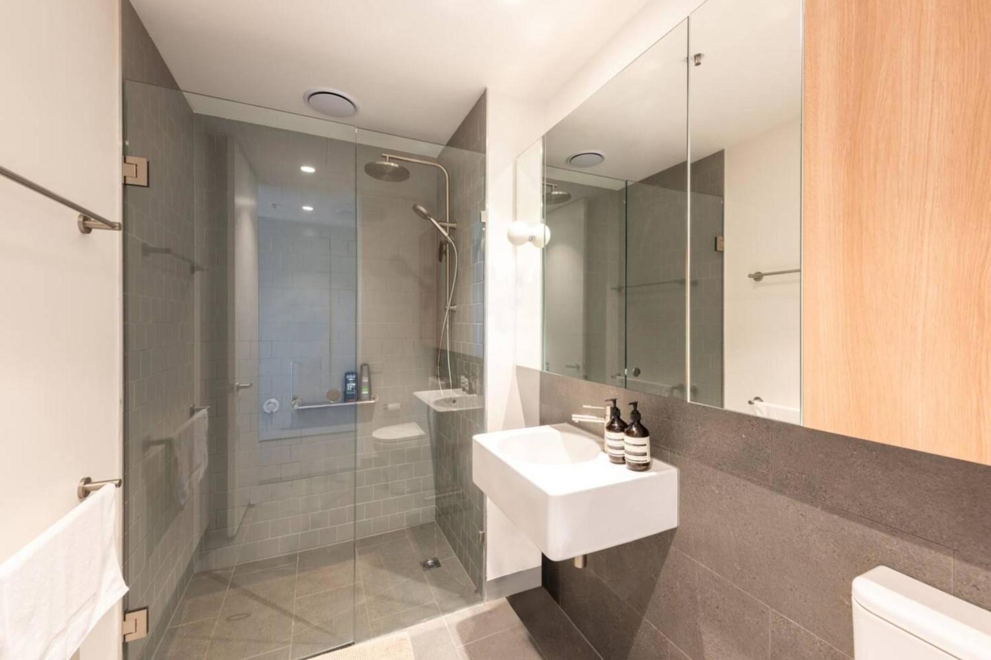 Brunswick Retreat! 5th Floor 1-bed Unit W Parking Apartment Melbourne
