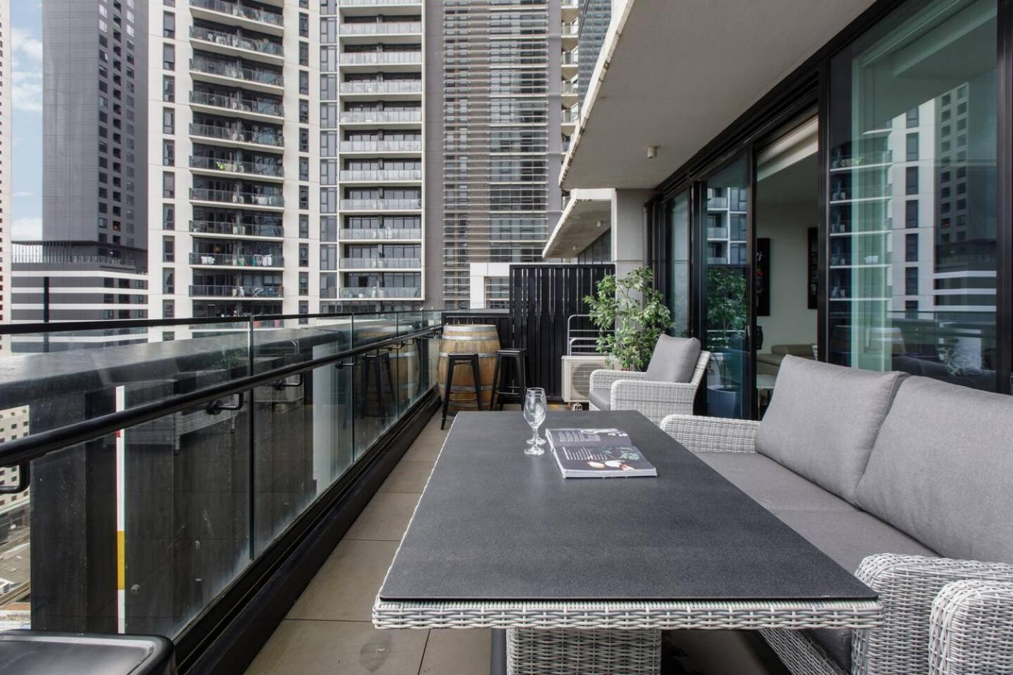The Clarke - Sophisticated Southbank Living Apartment
