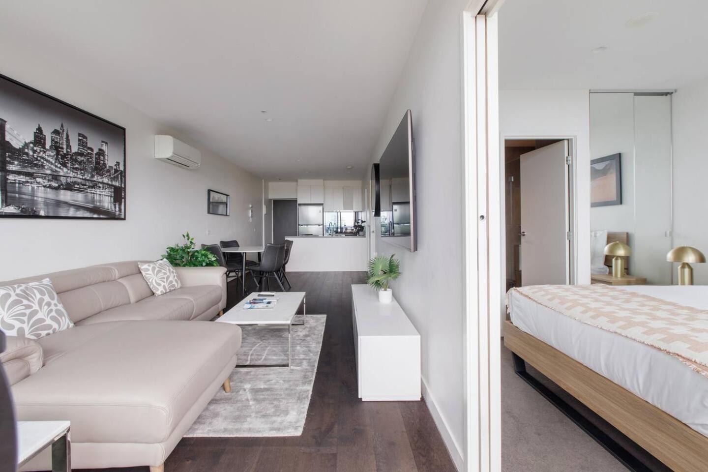 The Clarke - Sophisticated Southbank Living Apartment