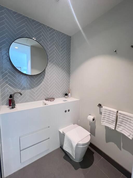 Apartment Cbd Skyline View 2br+1ba Melbourne