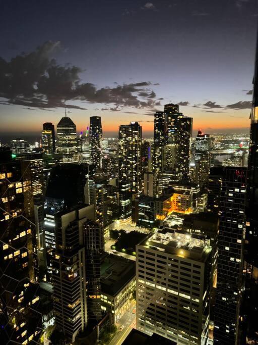 Cbd Skyline View 2br+1ba * Melbourne