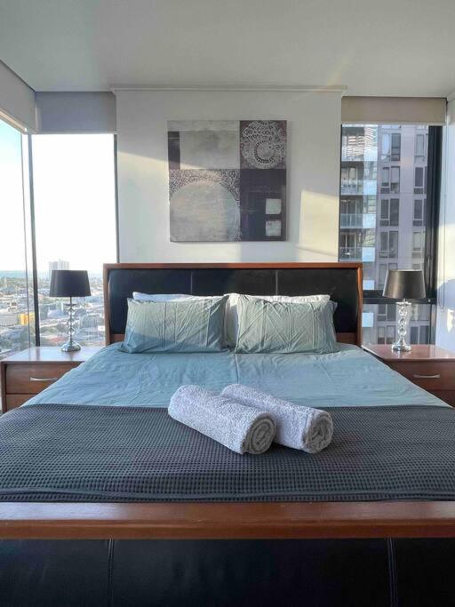 Spacious 3 Bedroom Southbank Apartment Melbourne