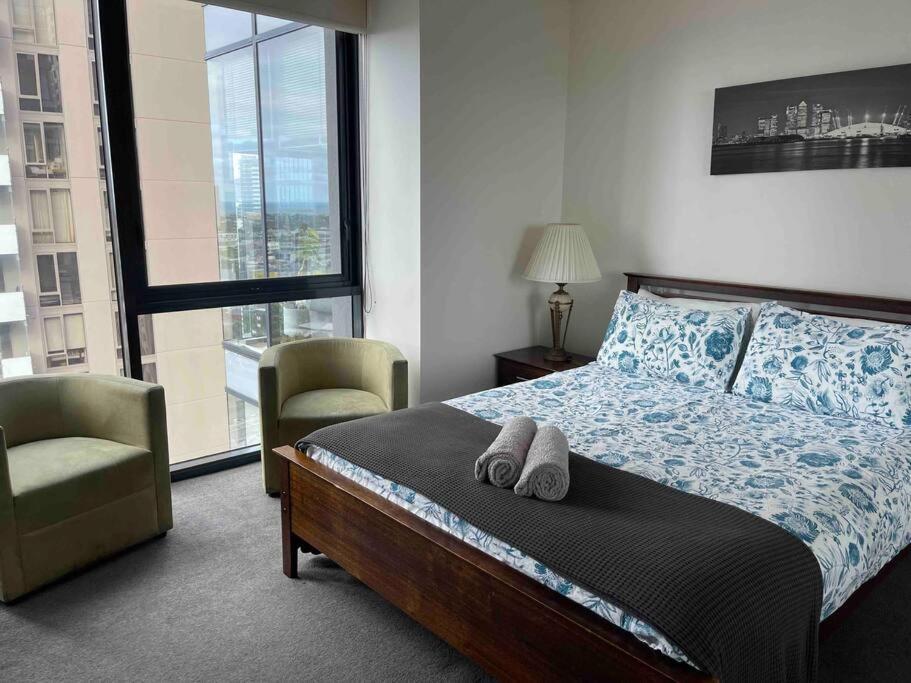 Spacious 3 Bedroom Southbank Apartment *