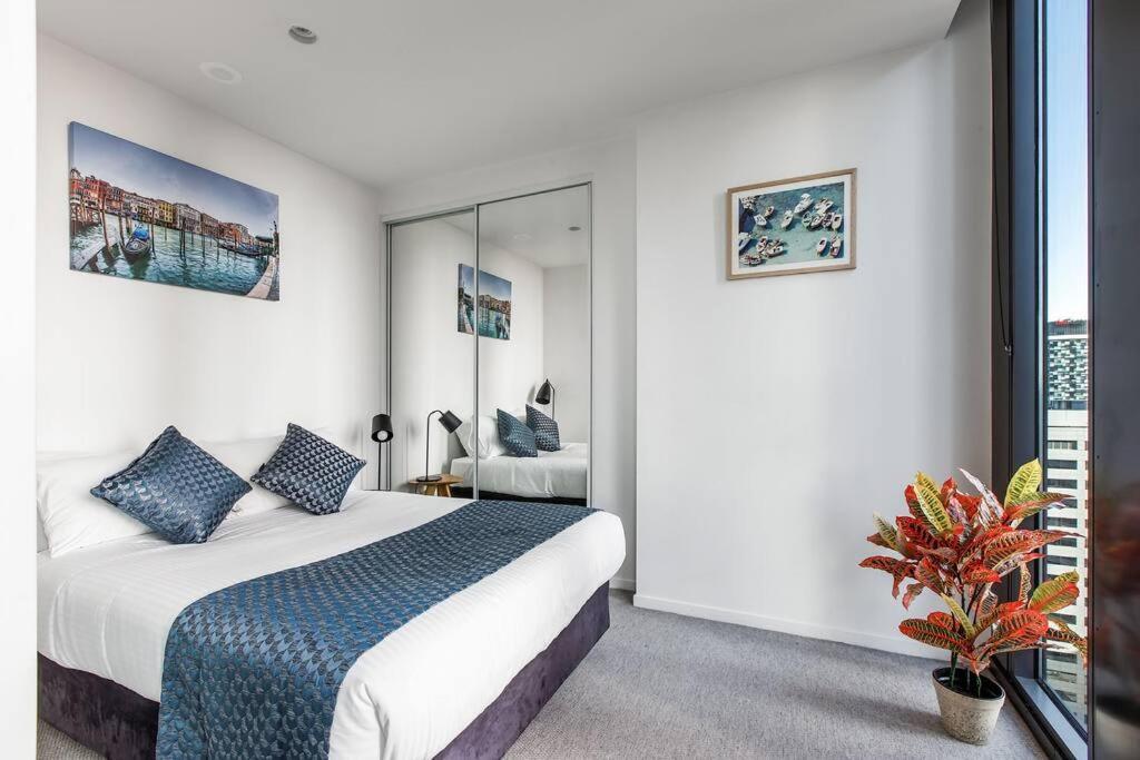 Designer With North Views Apartment