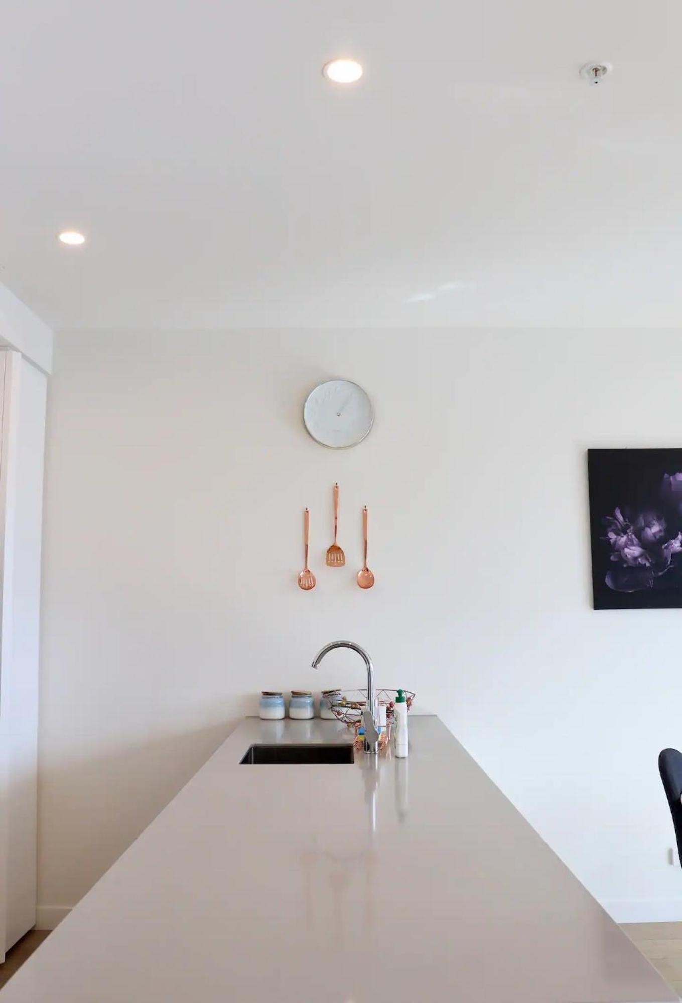 1 Brm 1 Bath, South Melbourne, Spacious, Balcony Apartment