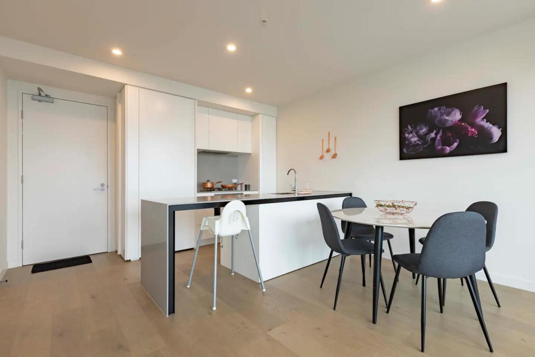 Apartment 1 Brm 1 Bath, South Melbourne, Spacious, Balcony *