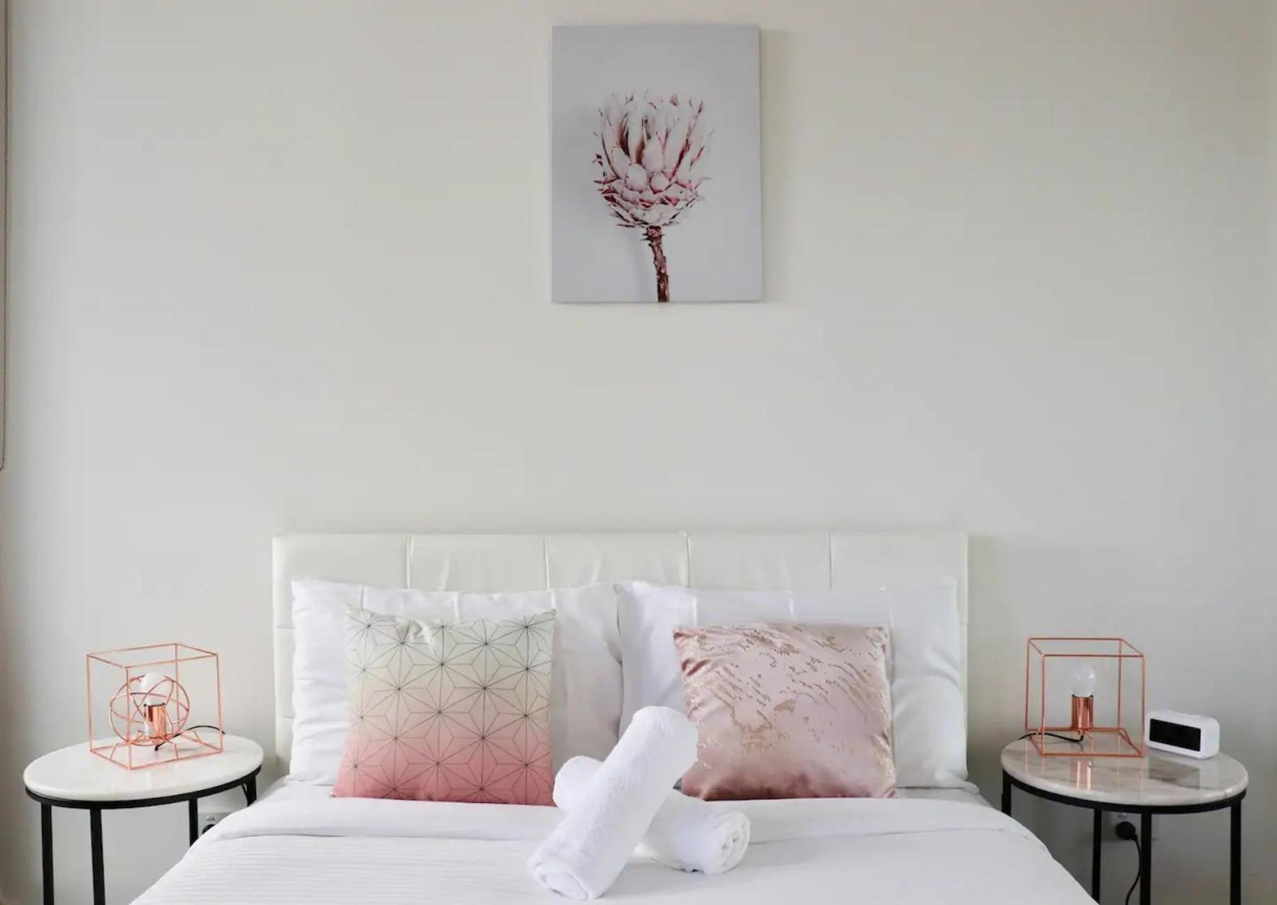1 Brm 1 Bath, South Melbourne, Spacious, Balcony Apartment *