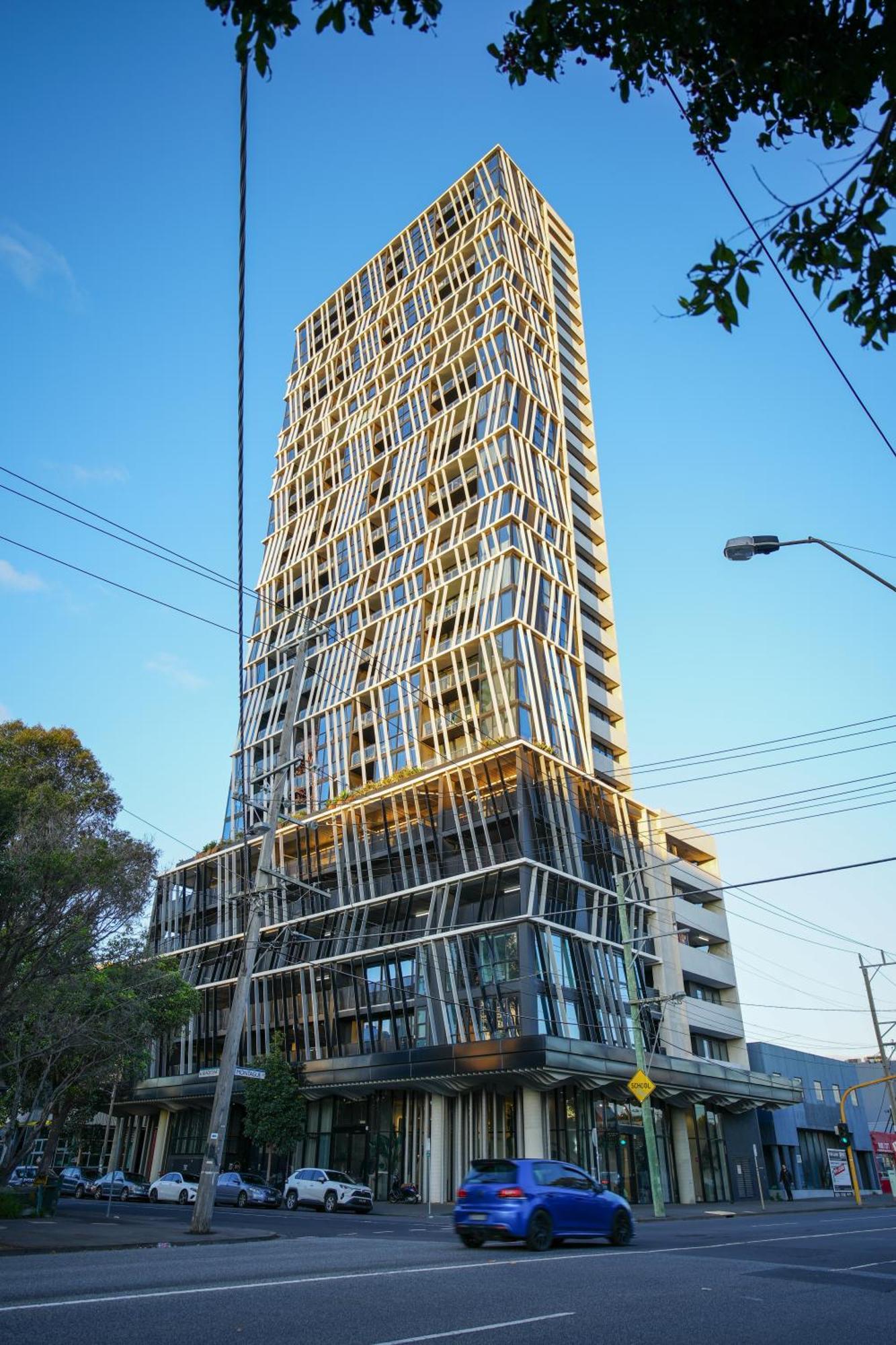 1 Brm 1 Bath, South Melbourne, Spacious, Balcony Apartment *