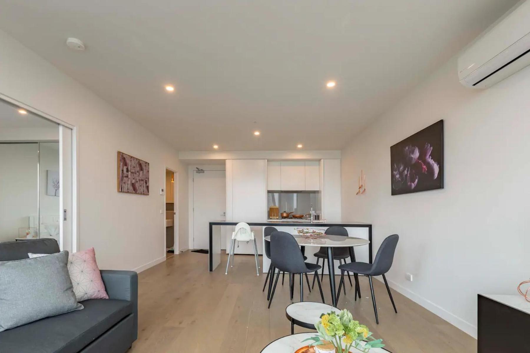 1 Brm 1 Bath, South Melbourne, Spacious, Balcony *