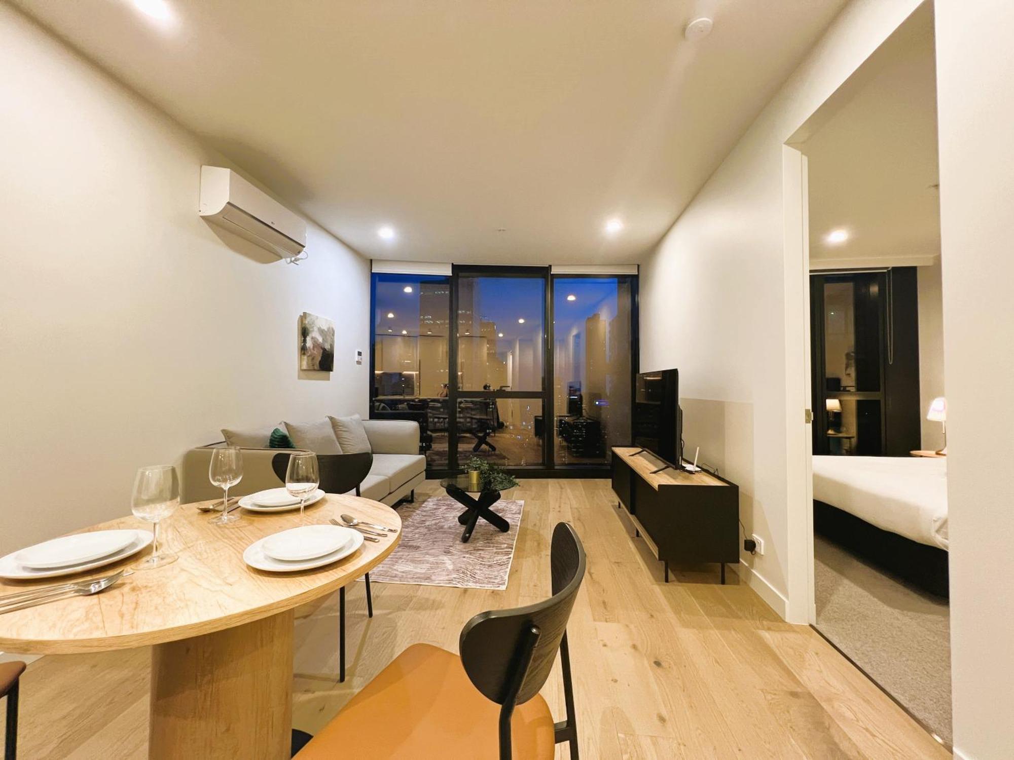 1 Brm 1 Study 1 Bath, Southern Cross Station, Flagstaff Garden Apartment Melbourne