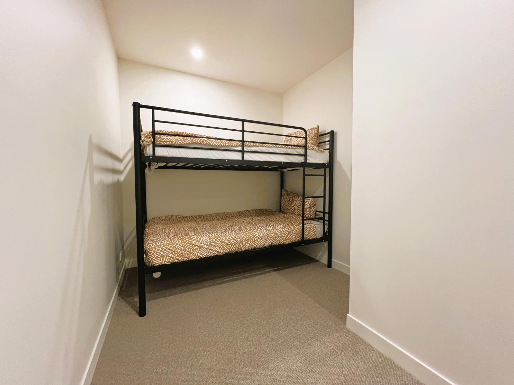 1 Brm 1 Study 1 Bath, Southern Cross Station, Flagstaff Garden *