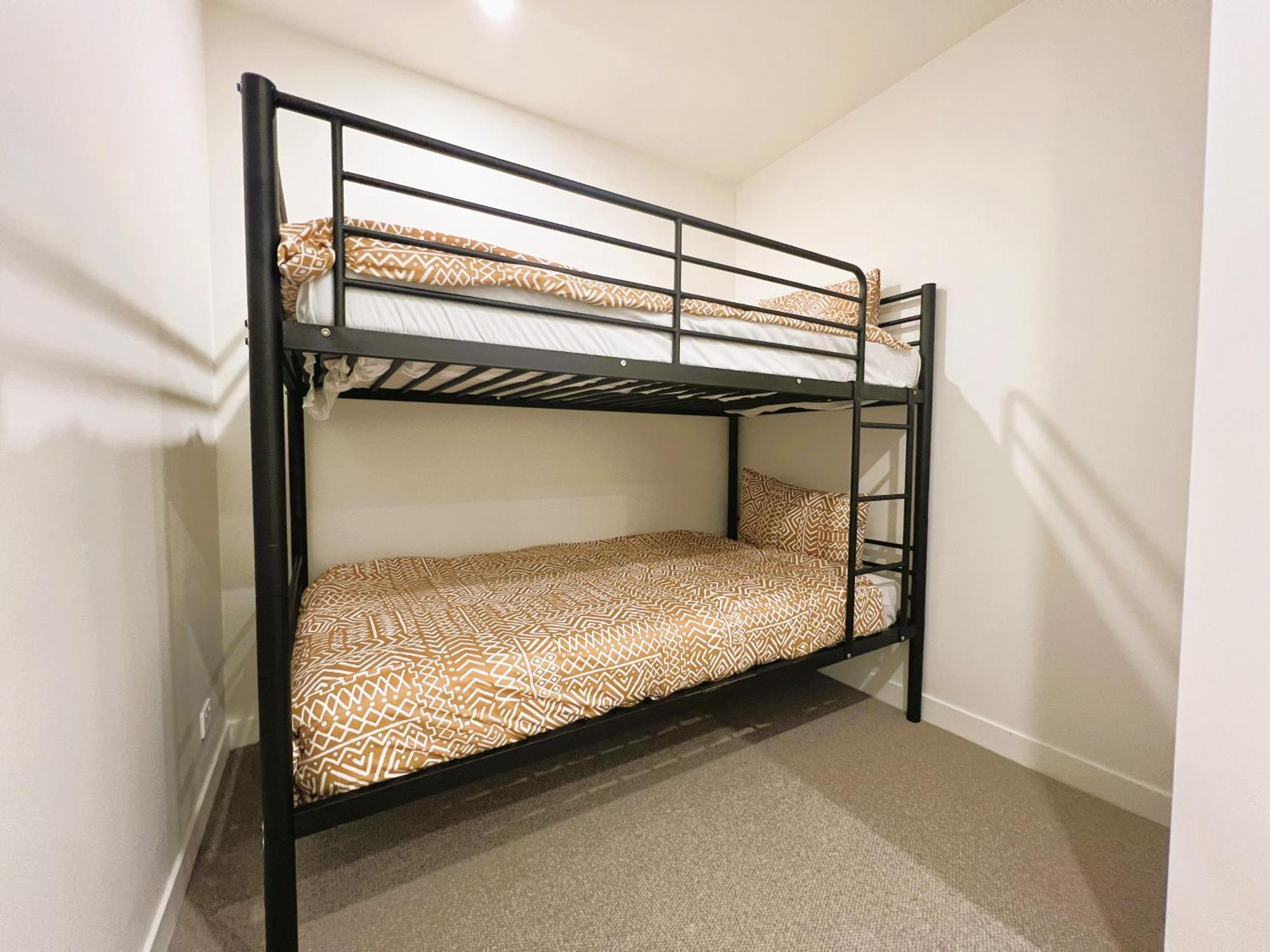 1 Brm 1 Study 1 Bath, Southern Cross Station, Flagstaff Garden Apartment *