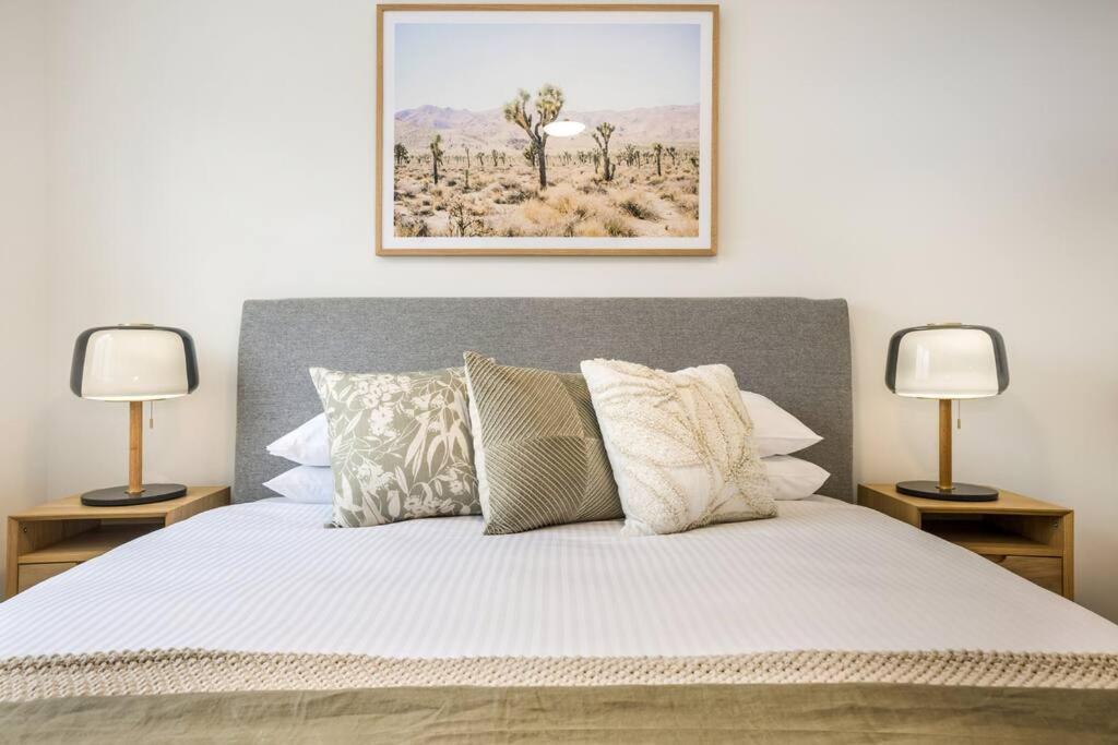 Stylish 2- Bedroom Unit Near Parks, Shopping And Dining