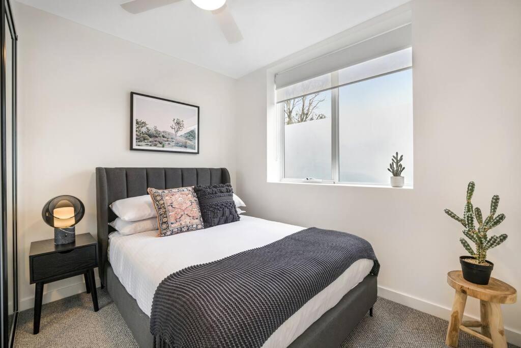 Stylish 2- Bedroom Unit Near Parks, Shopping And Dining Apartment *