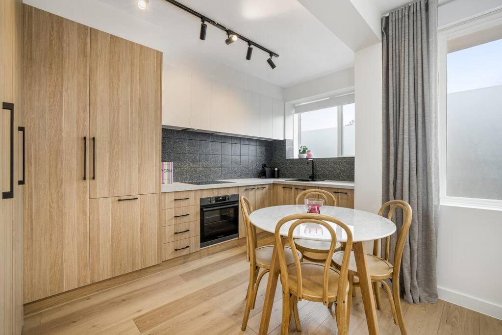 Stylish 2- Bedroom Unit Near Parks, Shopping And Dining Apartment *