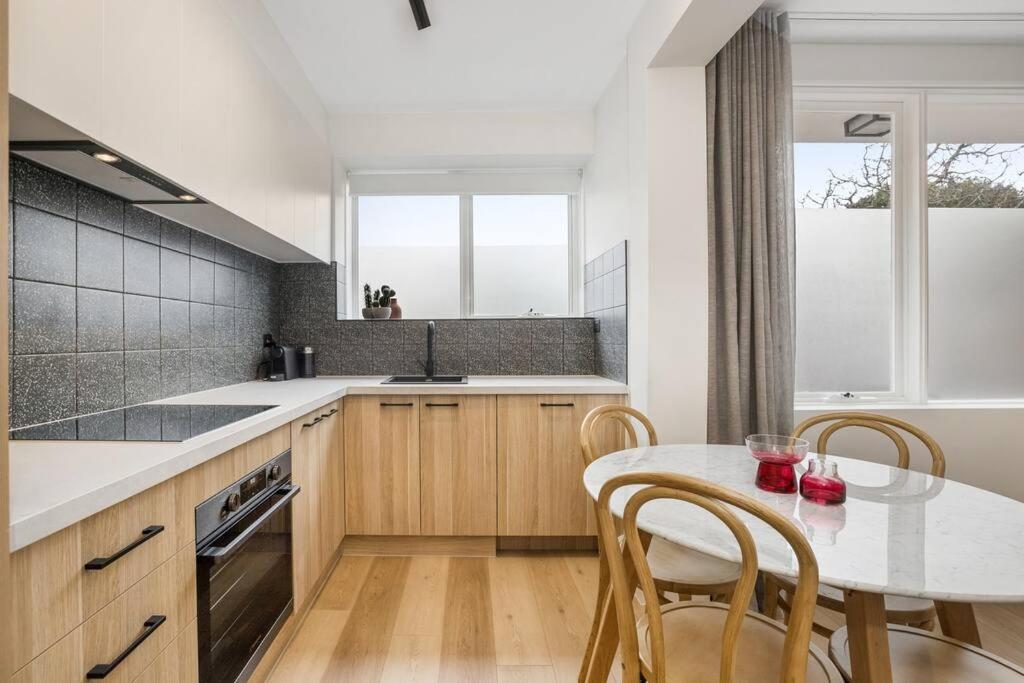 Stylish 2- Bedroom Unit Near Parks, Shopping And Dining Apartment *