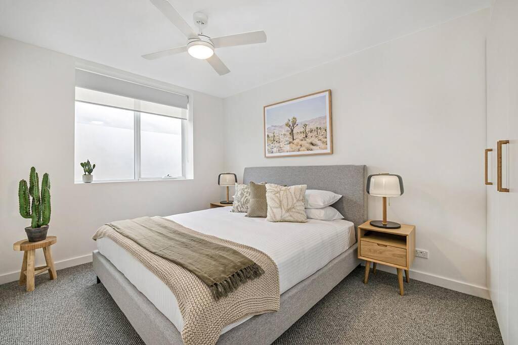 Stylish 2- Bedroom Unit Near Parks, Shopping And Dining Apartment