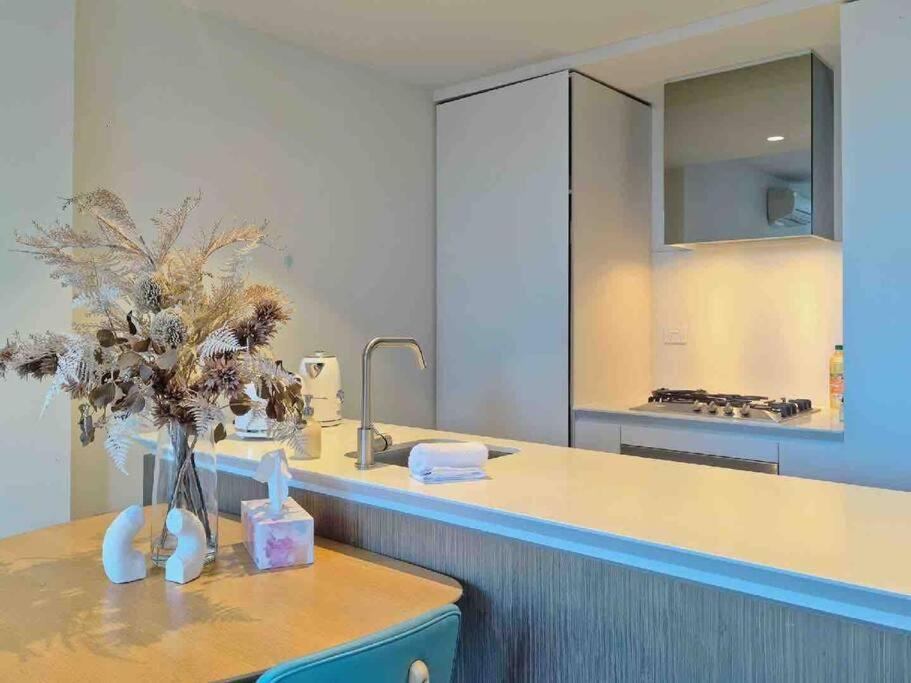 Apartment Cozy 1b In Mel -unbeatable Location- #eq35