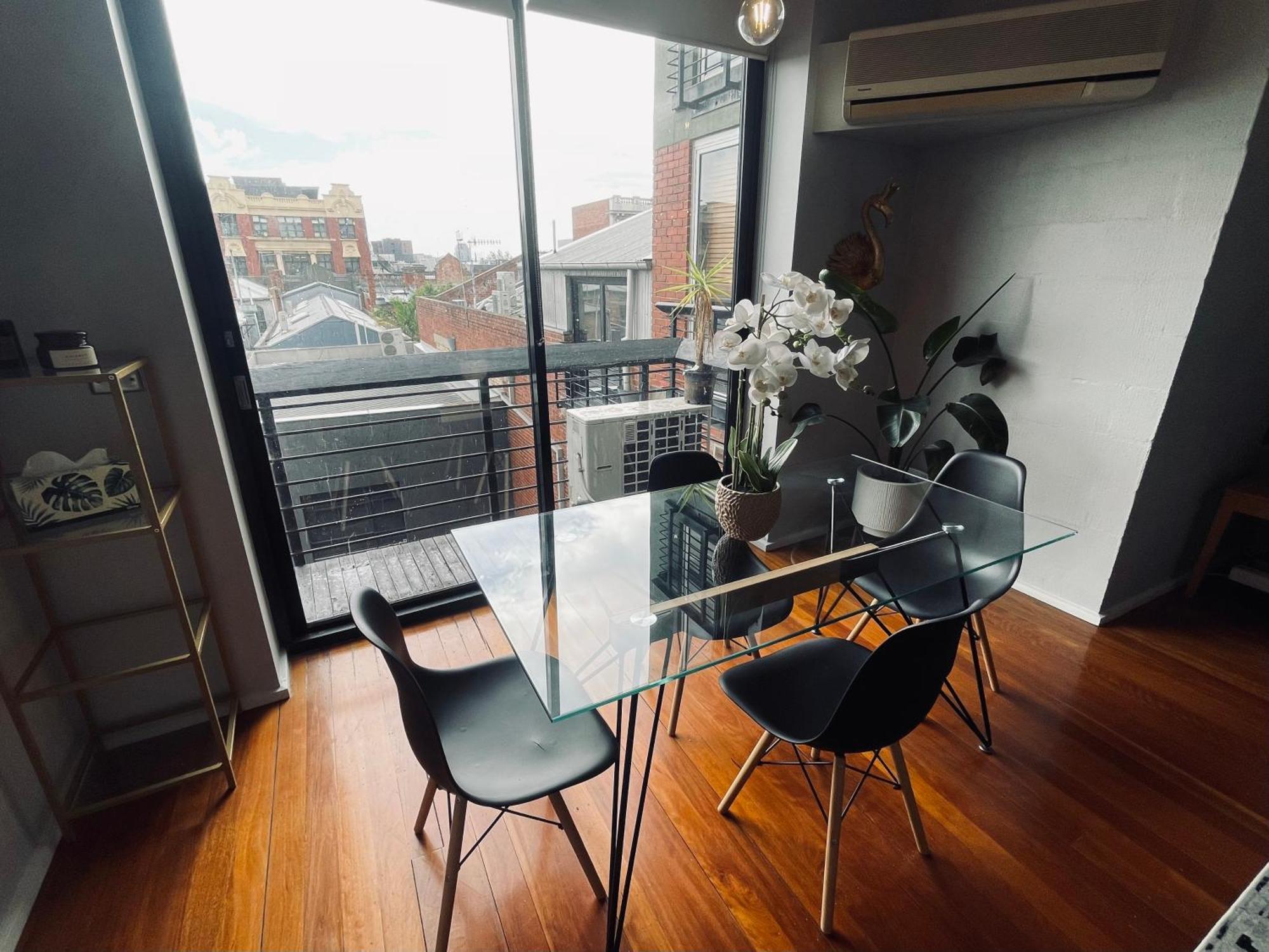 Apartment Red Tulip In Prahran