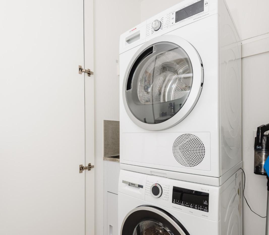 Irresistible 3br2ba Apt West Side Place Melbourne