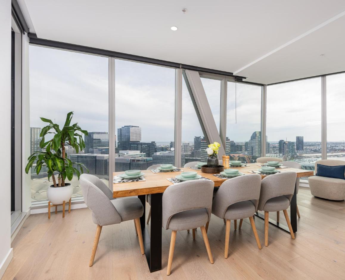 Irresistible 3br2ba Apt West Side Place Melbourne